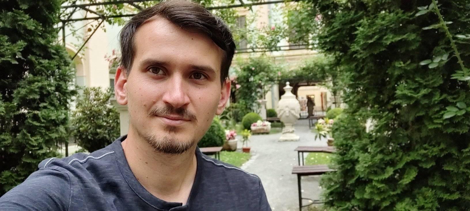 Emanuel Mirel Luca făcându-și în selfie în natură