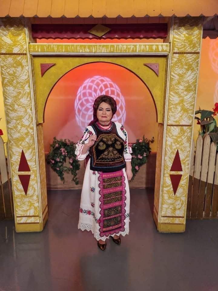 Saveta Bogdan în costum popular, în platoul unei emisiuni