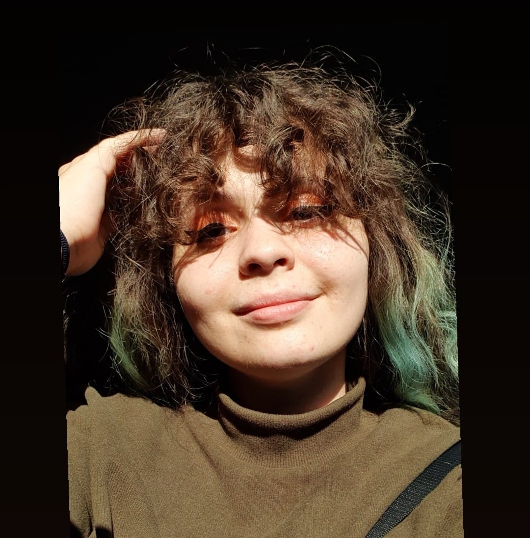 Iris Alexa Constantinescu, nora lui Marcel Ciolacu făcându-și un selfie în timp ce era îmbrăcată într-o bluză groasă cu guler înalt