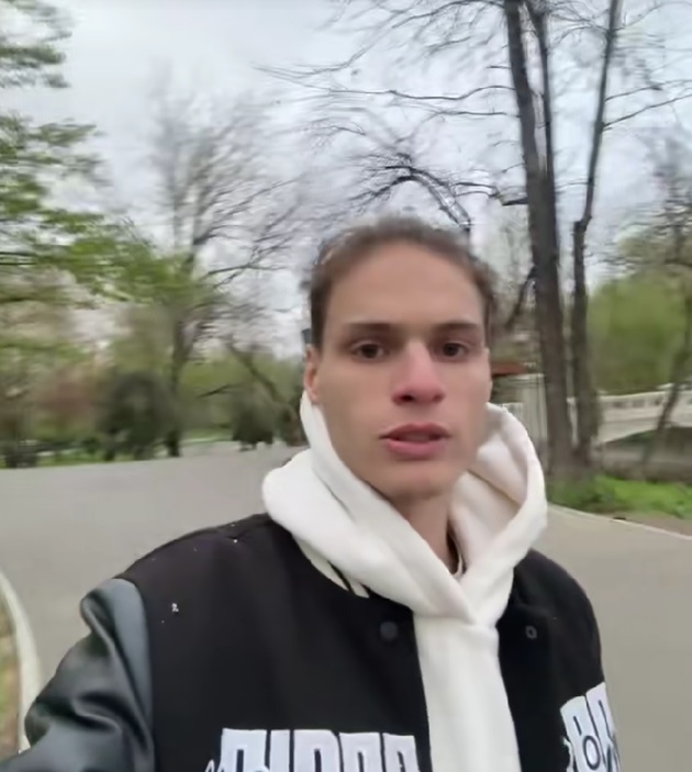 Rareș Ion în parc, filmându-se pentru a posta un videoclip pe TikTok