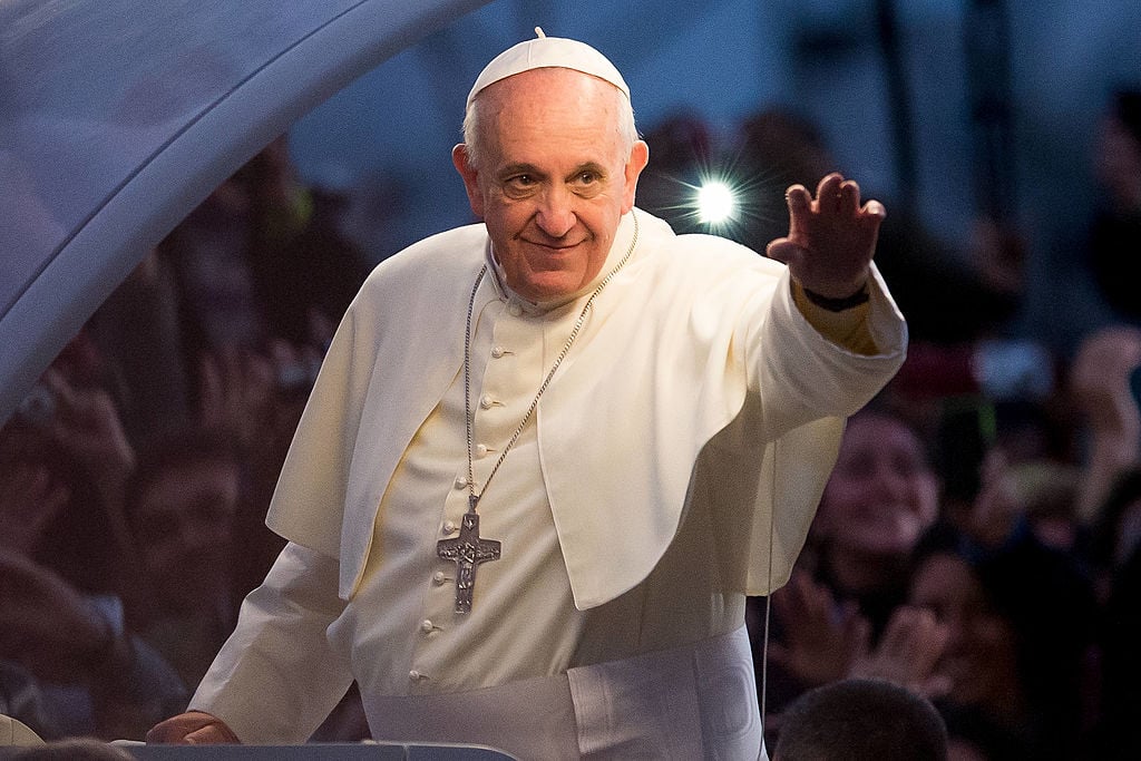 Papa Francisc salută din papamobil în drum spre Via Crucis, pe plaja Copacabana, în timpul sărbătorilor Zilei Mondiale a Tineretului, pe 26 iulie 2013, în Rio de Janeiro, Brazilia.