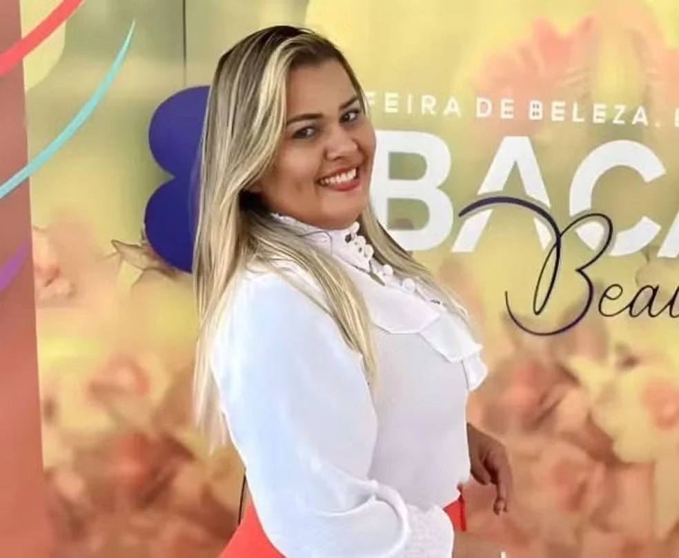 Jordélia Pereira Barbosa zâmbitoare, îmbrăcată în cămașă albă