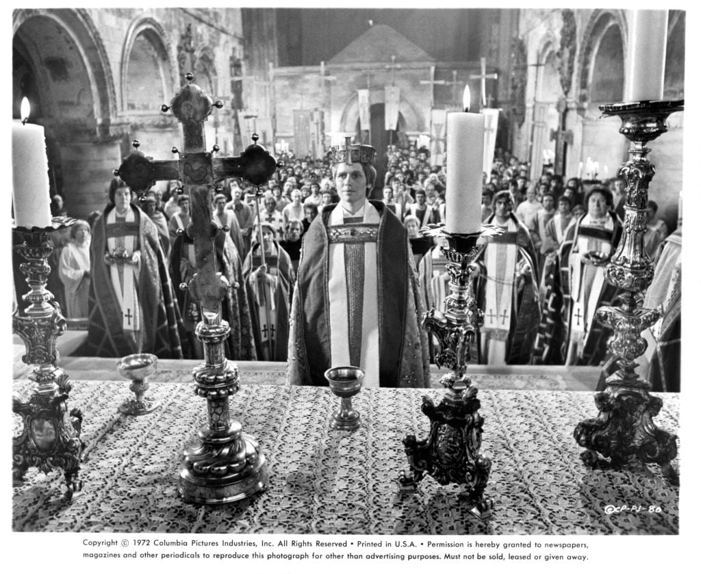 Actrița Liv Ullmann stă în fața unui altar într-o scenă din filmul „Pope Joan”, 1972