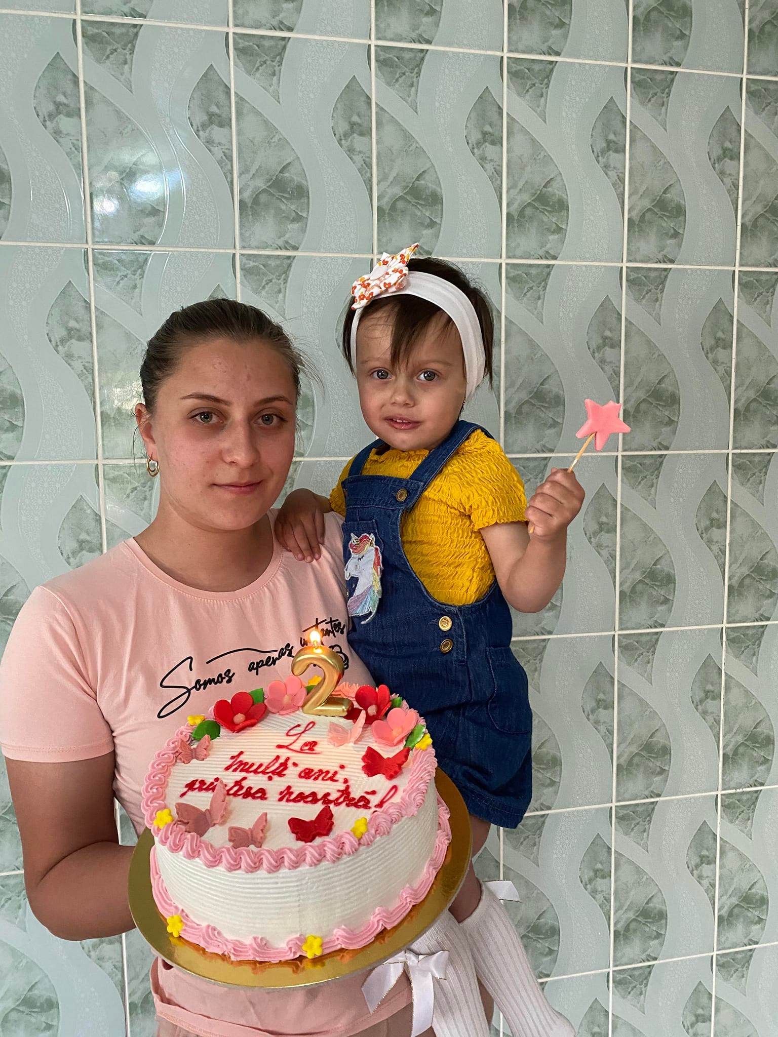 Denisa Raluca Spatariu ținându-și în brațe fiica, în ziua în care aceasta a împlinit doi ani