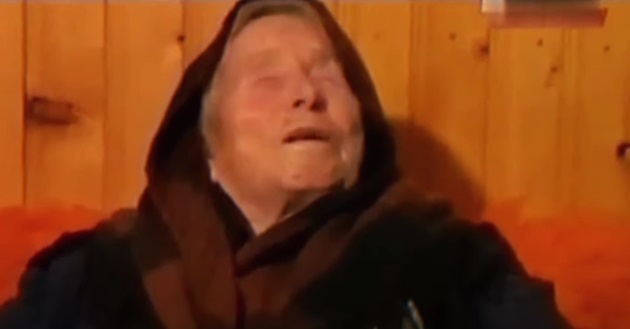 Baba Vanga îmbrăcată în negru, cu batic în cap