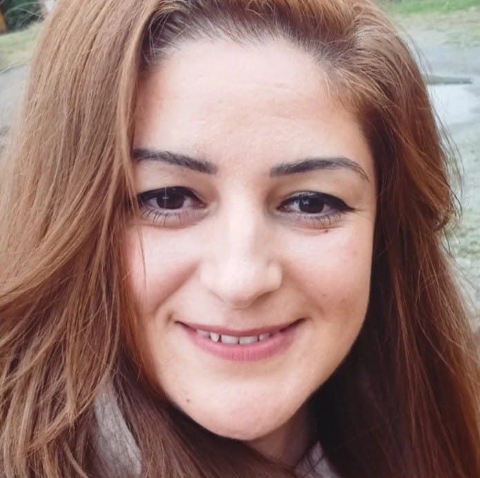 Diana Puica zâmbitoare, făcându-și un selfie