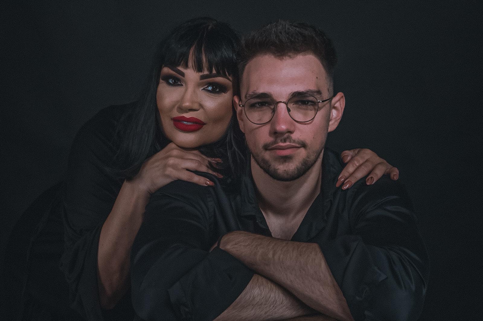 Ozana Barabancea cuprizându-l în brațe pe fiul ei, Andrew Barabancea
