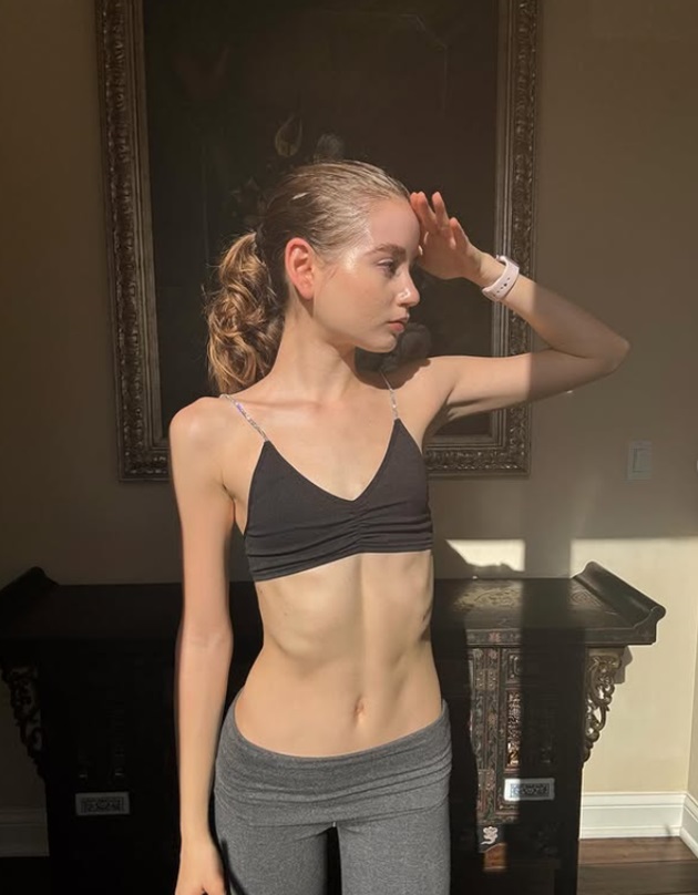 Irina Columbeanu pregătită de un antrenament de pilates, îmbrăcată în colanți și bustieră