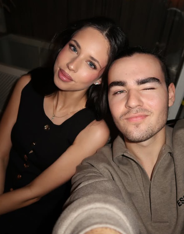 Radu Ștefan Bănică sprijinindu-și capul de tâmpla surorii sale, Violeta Bănică