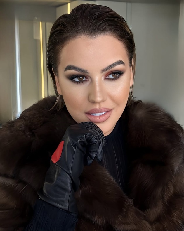 Romina Gingașu într-o haină de blană, cu mănuși de piele