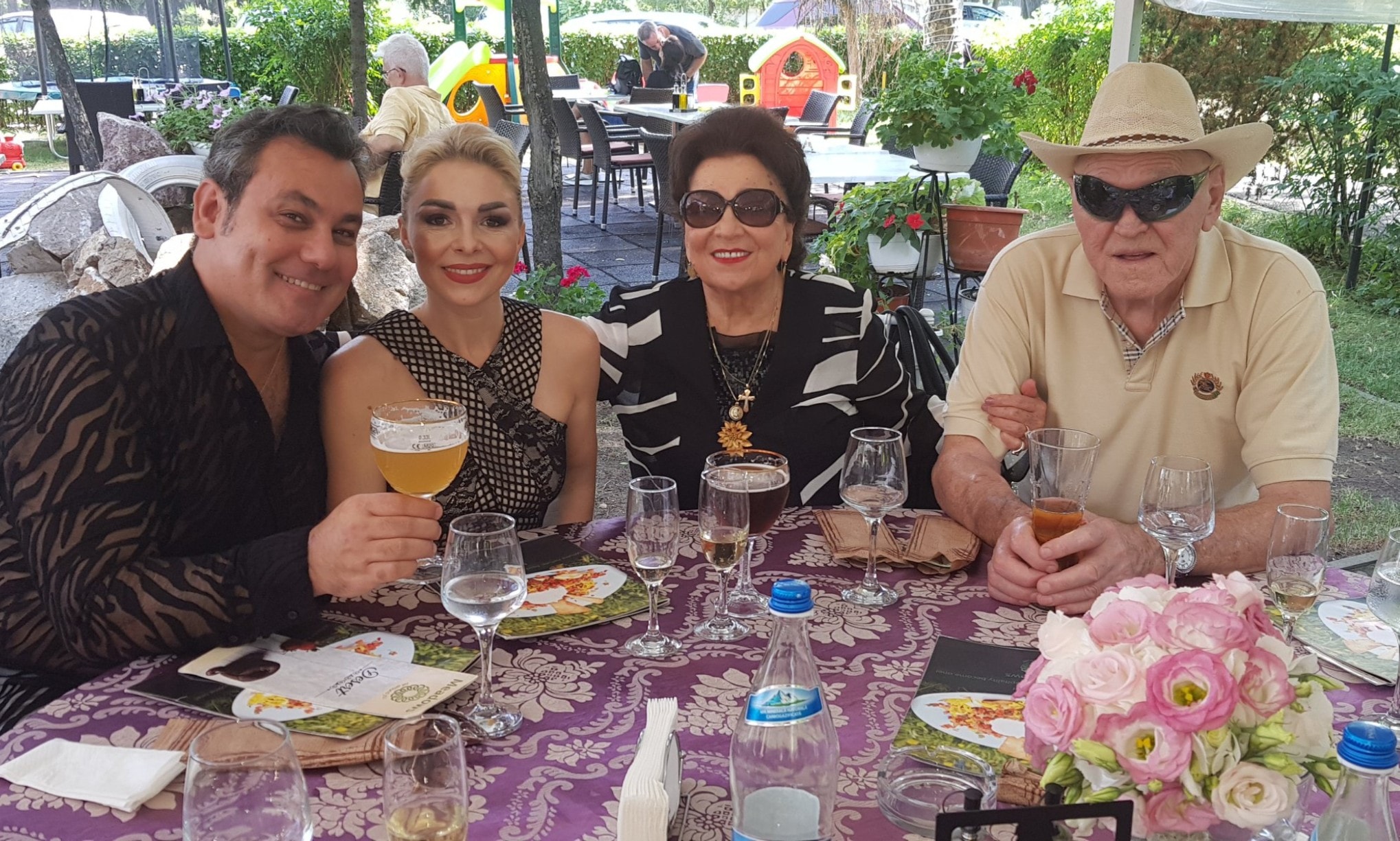 Ionuț Dolănescu și soția sa alături de Maria Ciobanu și de Mircea Câmpeanu la un eveniment, stând împreună la masă