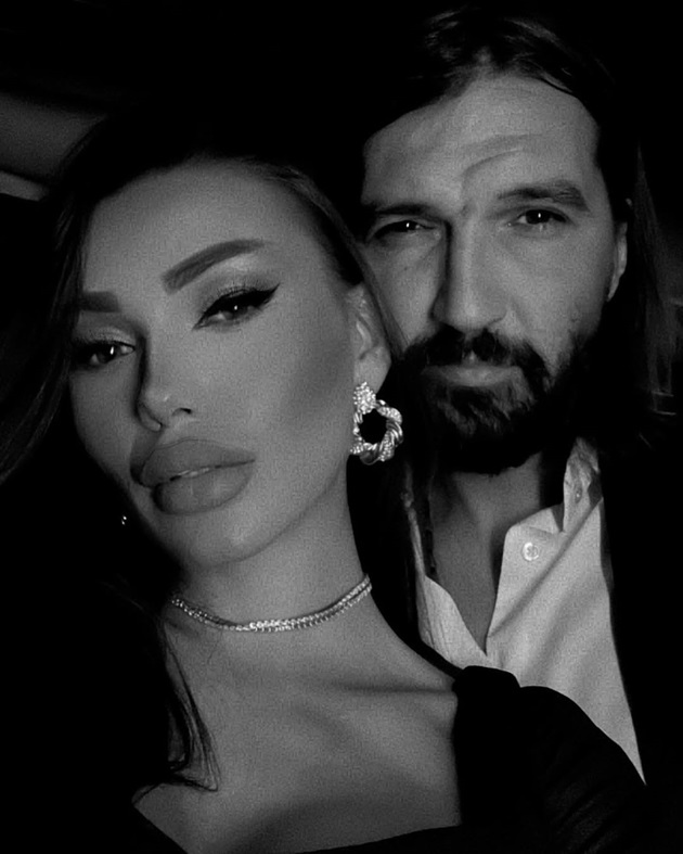 Imagine alb-negru cu Dan Alexa și Andrada îmbrăcați elegant, la un eveniment