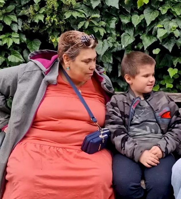 Ioana Tufaru și fiul ei, Luca, stând împreună pe o bancă în parc