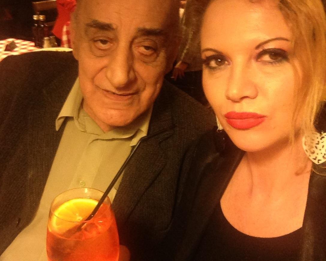 Oana și Viorel Lis în urmă cu câțiva ani, împreună la restaurant, îmbrăcați elegant, savurând câte un cocktail