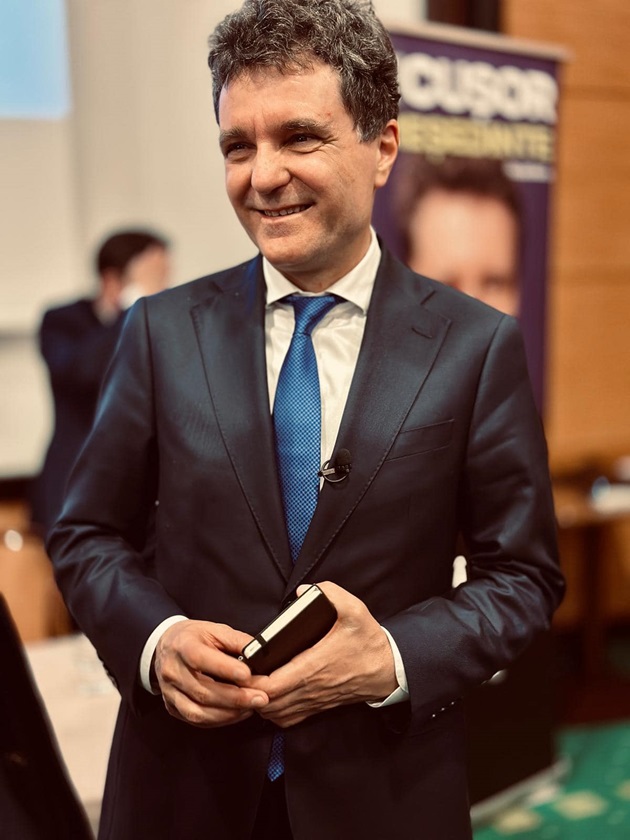 Nicușor Dan în costum negru, că cămașă albă și cravată albastră