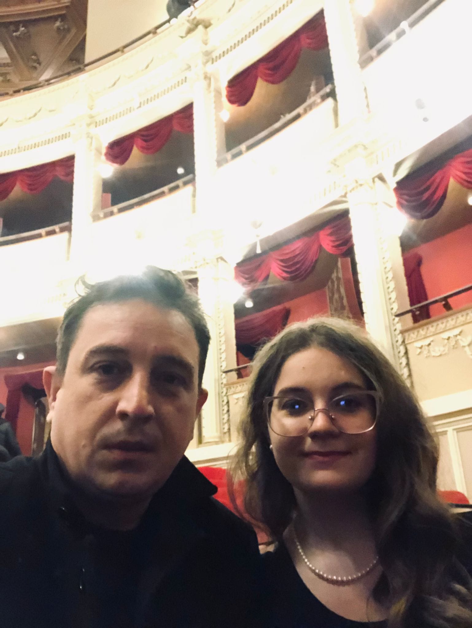 Shara Ionășchiță alături de tatăl ei, la operă, îmbrăcați elegant și asortat, în negru