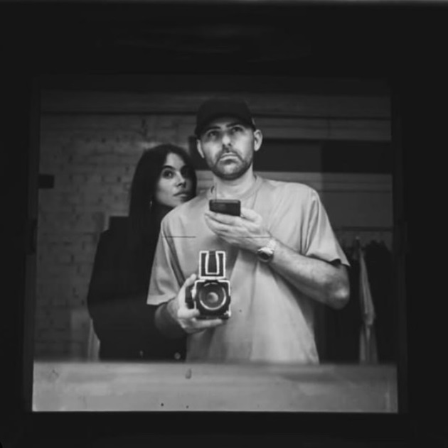 Livia Eftimie stând în spatele lui Spike în timp ce acesta își făcea o fotografie în oglindă