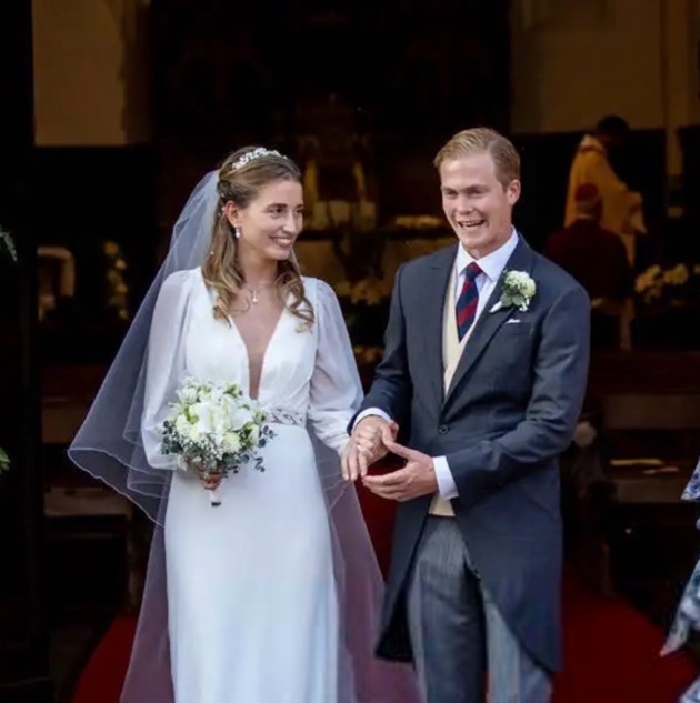 Arhiducele Alexandru și Natacha Roumiantzoff-Pachkevitch, zâmbitori, ținându-se de mână în ziua nunții