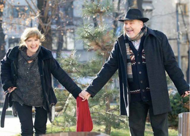 Cristina Deleanu și Eugen Cristea plimbându-se de mână, fericiți și îndrăgostiți