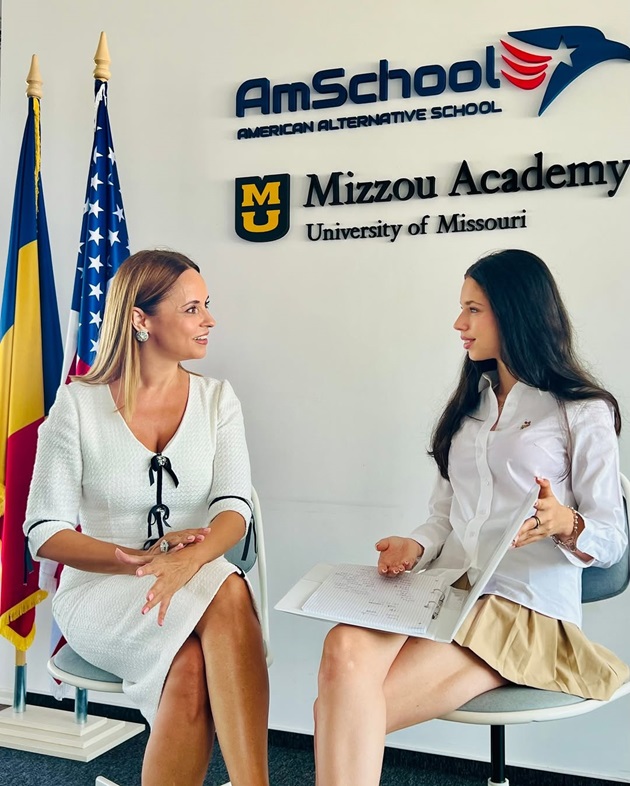 Andreea Marin și Violeta Bănică participând împreună la un eveniment, surprinse într-o fotografie în timp ce se uitau una la cealaltă