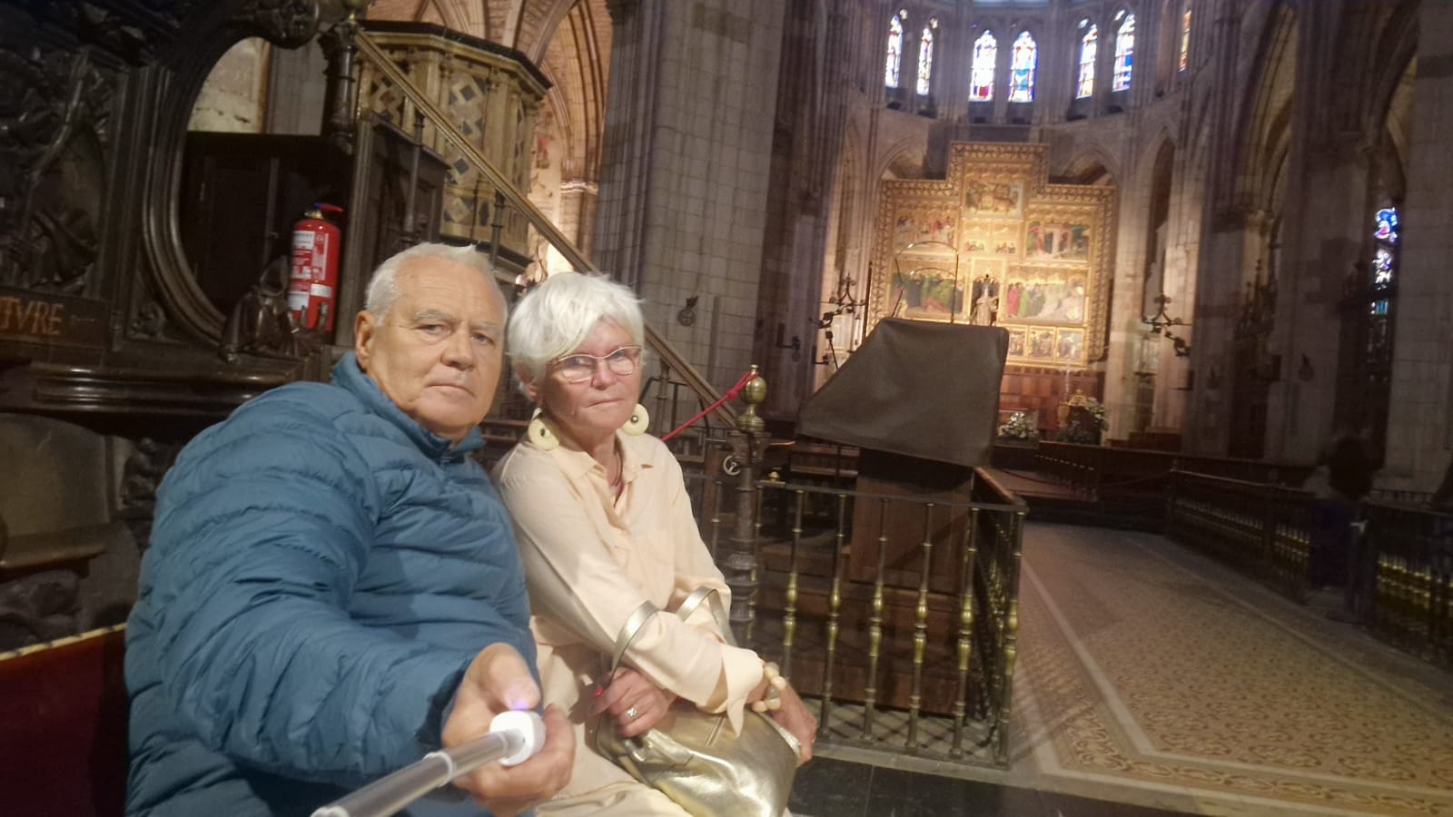 Monica Tatoiu alături de soțul ei, într-o biserică, făcându-și un selfie, cu ajutorul unui selfie stick.