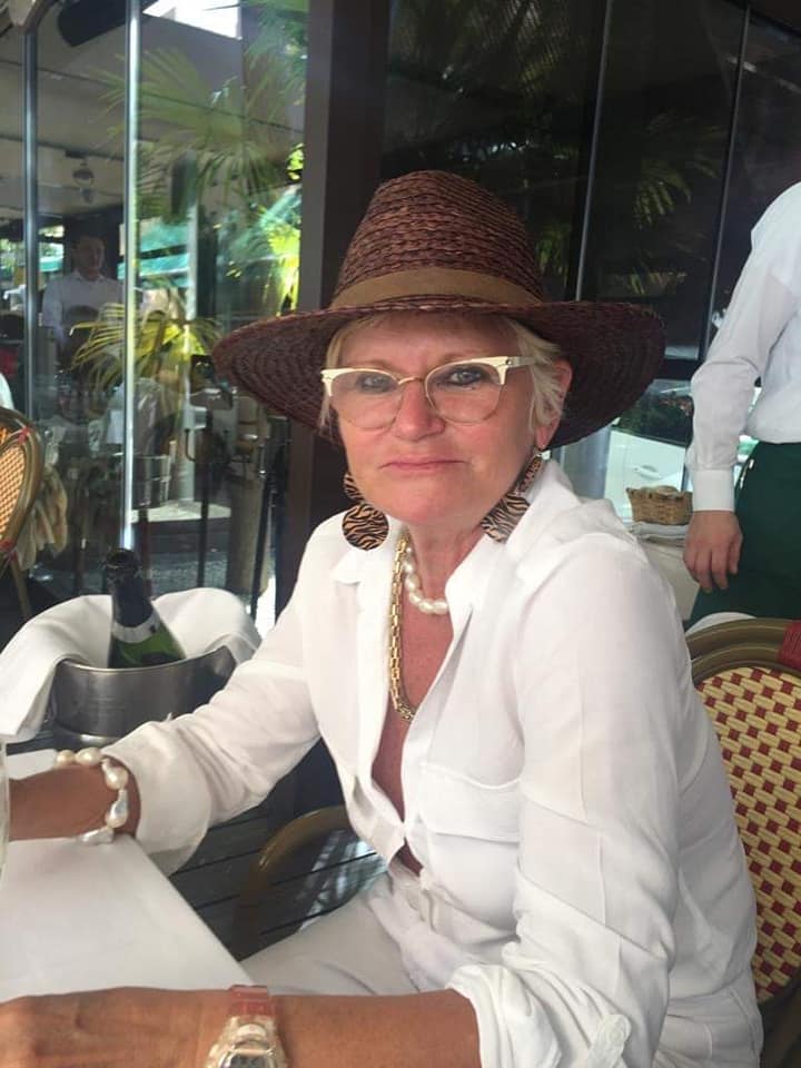 Monica Tatoiu la restaurant, îmbrăcată în alb, purtând ochelari aurii la ochi
