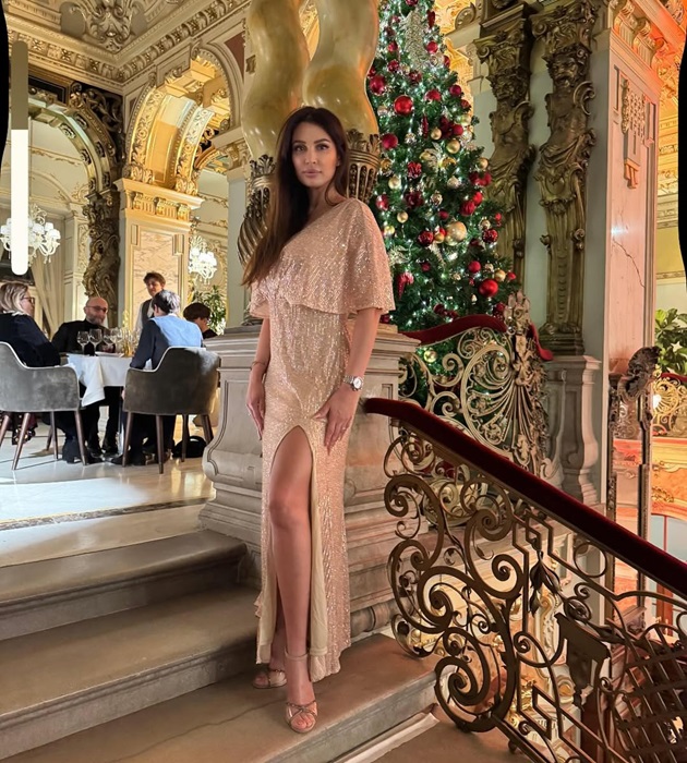 Nicoleta Luciu de Anul Nou, într-o rochie crem cu sclipici, stând pe scara unui restaurant la care a petrecut Revelionul
