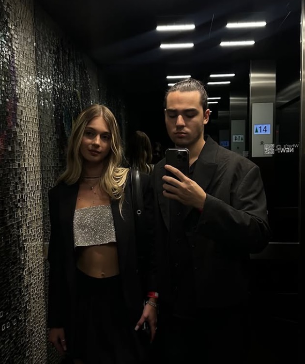 Radu Ștefan Bănică și iubita sa, Ioana Văllimărescu, făcându-și o poză împreună în oglindă, îmbrăcați elegant pentru o ieșire nocturnă