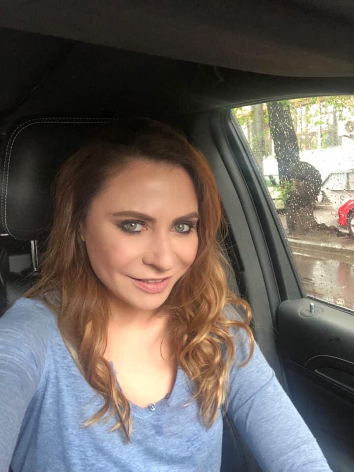Adina Buzatu făcându-și un selfie în mașină, într-o zi ploioasă