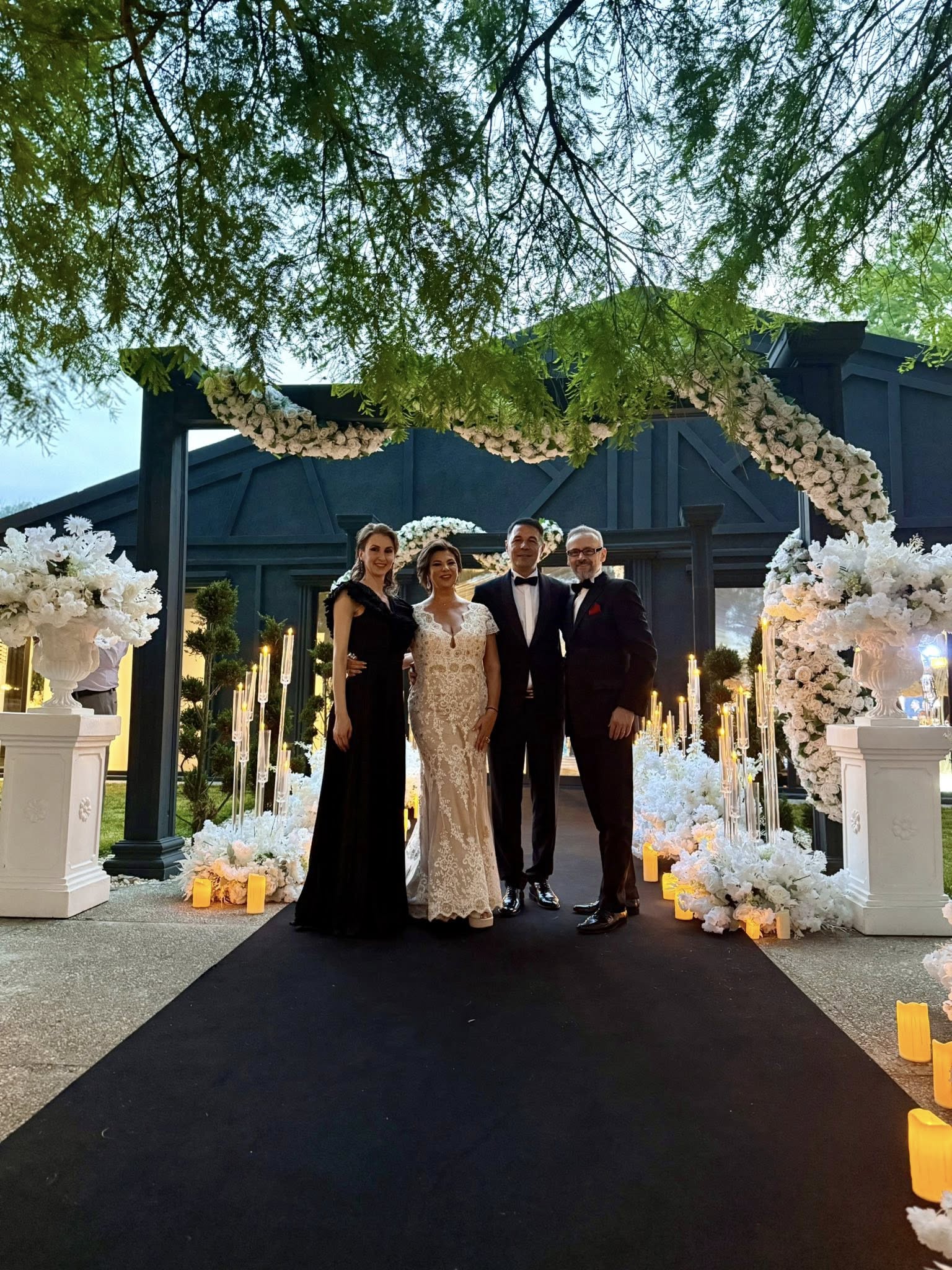 Mihaela Borcea și Sorin Rap în ziua nunții, alături de Mihai Albu și soția lui, îmbrăcați elegant, în fața restaurantului de lux la care a avut loc petrecerea