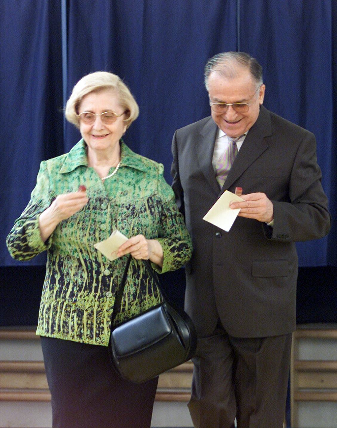 Nina și Ion Iliescu împreună la secția de votare, cu buletinele de vot în mână