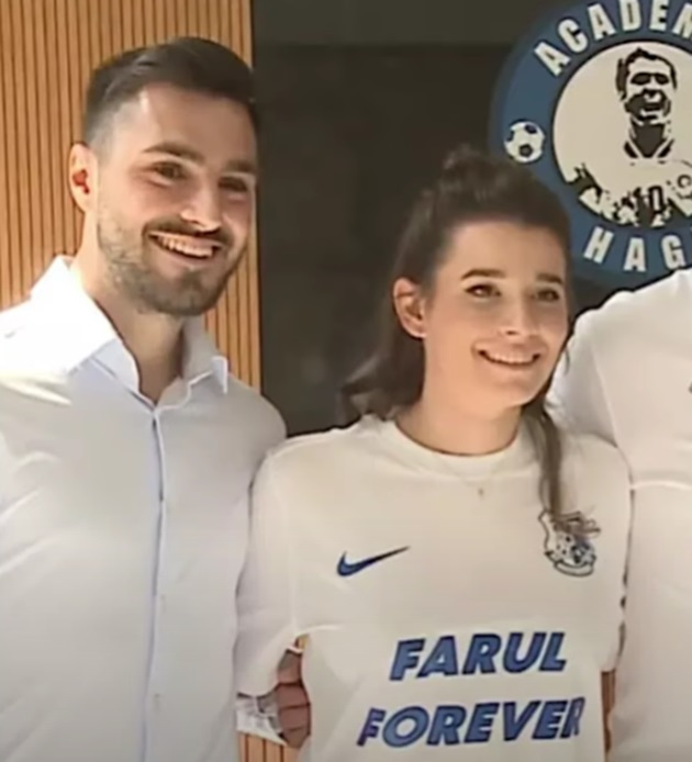 Kira Hagi și Thomas Ferfelis, stând împreună la o poză, la inaugurarea hotelului din cadrul Academiei Hagi