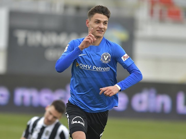 George Ganea, fiul cel mare al lui Ionel Ganea, în teren, în timpul unui meci de fotbal, îmbrăcat în echipament sportiv
