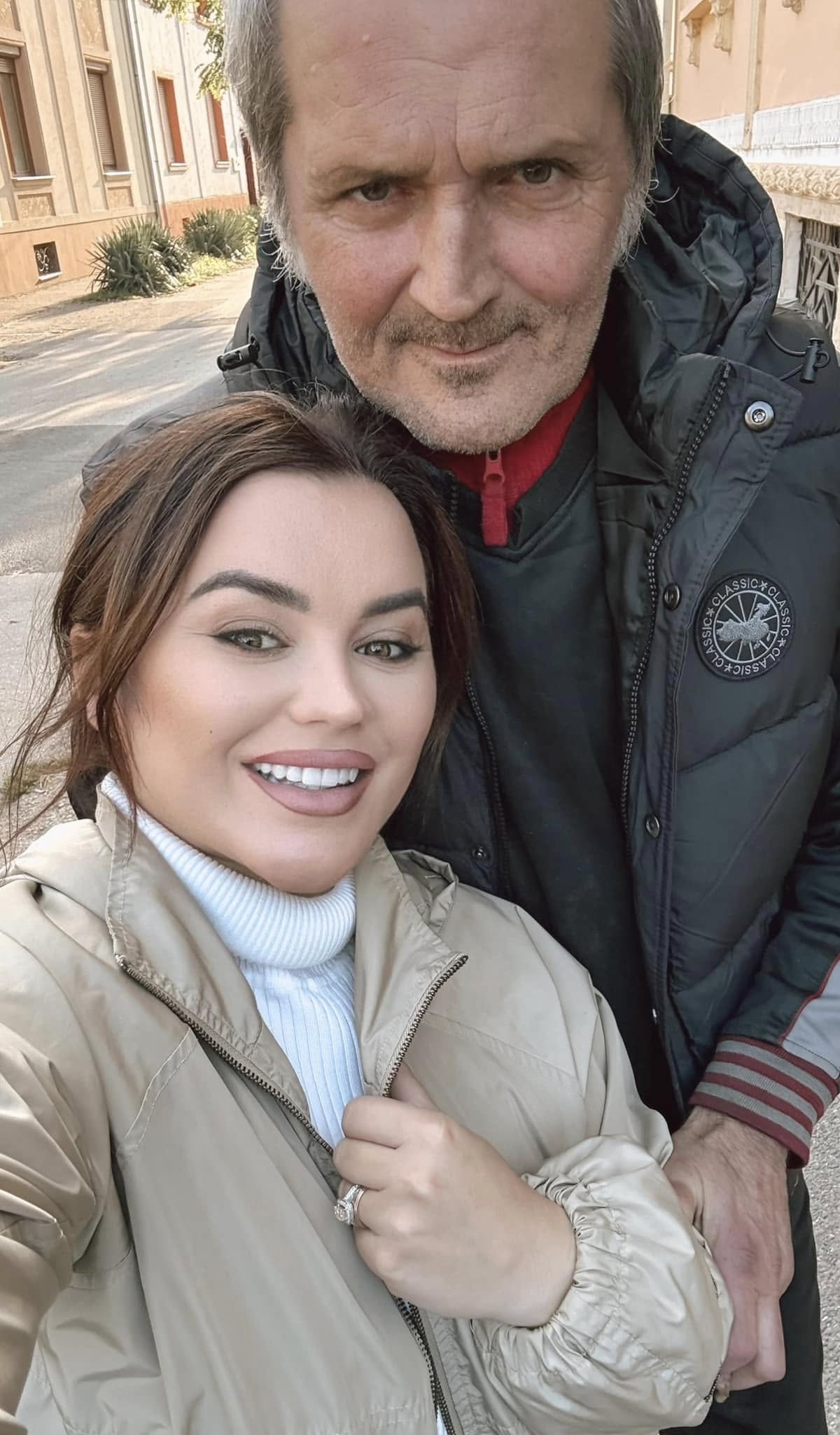 Carmen de la Sălciua culcându-și capul pe pieptul tatălui ei, în timp ce făceau o fotografie împreună, pe stradă