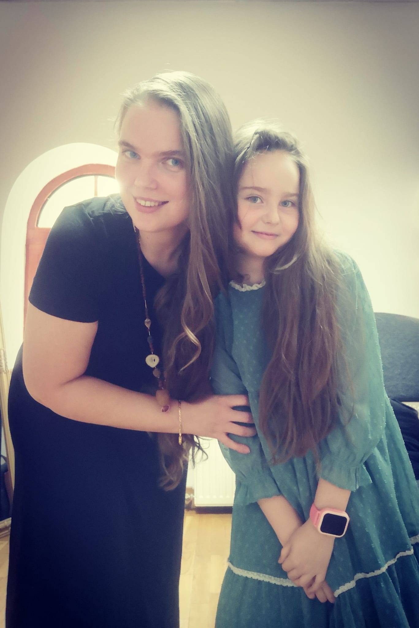 Ana-Maria Păunescu și fiica ei Alexandra, îmbrăcate elegant, pregătite de un spectacol