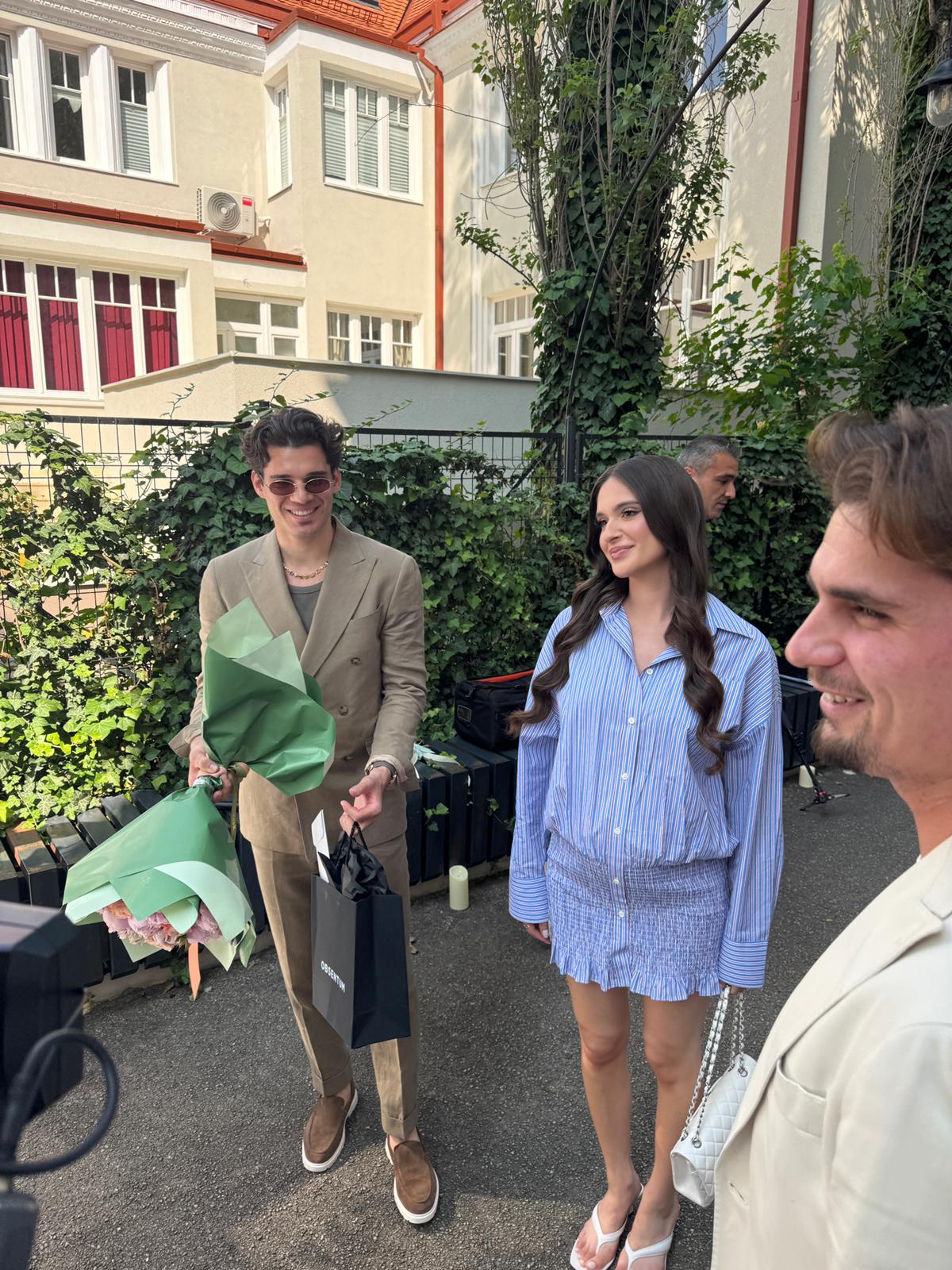 Elena Hagi cu burtica de gravidă lângă soțul său, Ianis Hagi, care ținea în mână un buchet de flori și un cadou