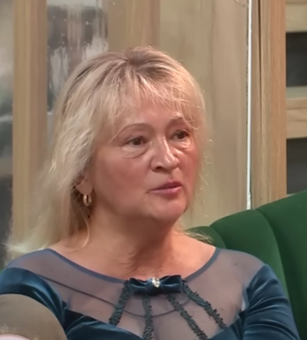 Doamna Dorina în platoul emisiunii „Mireasa”, îmbrăcată într-o rochie verde închis de catifea
