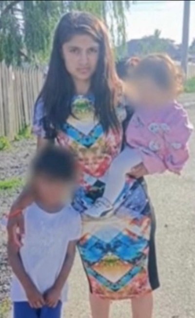 Victima crimei din Boldești-Scăeni, județul Prahova, ținându-și în prațe copiii