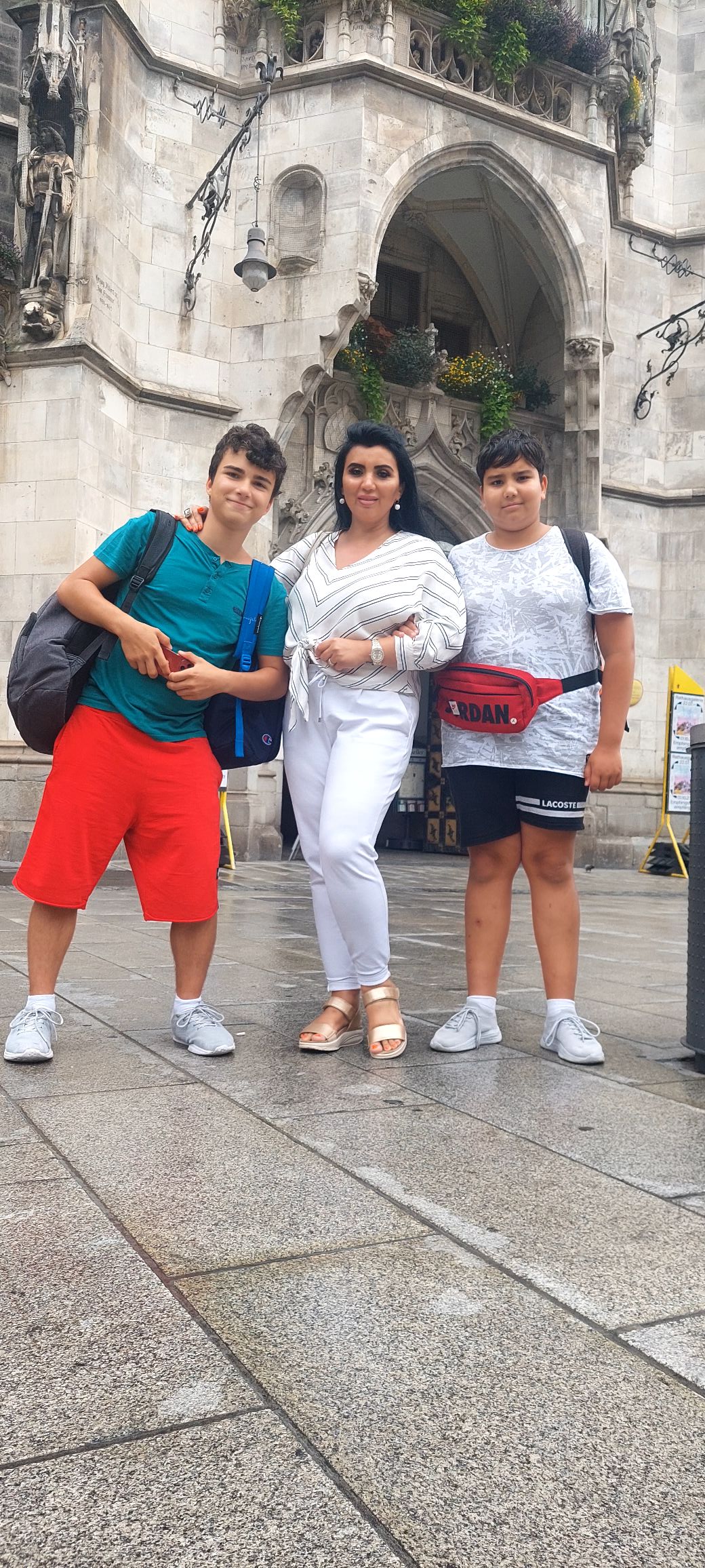 Adriana Bahmuțeanu alături de băieții ei, Eduard și Maximus, la o plimbare prin Munchen