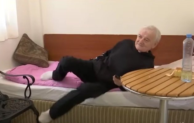 Irinel Columbeanu așezându-s în patul său de la azil