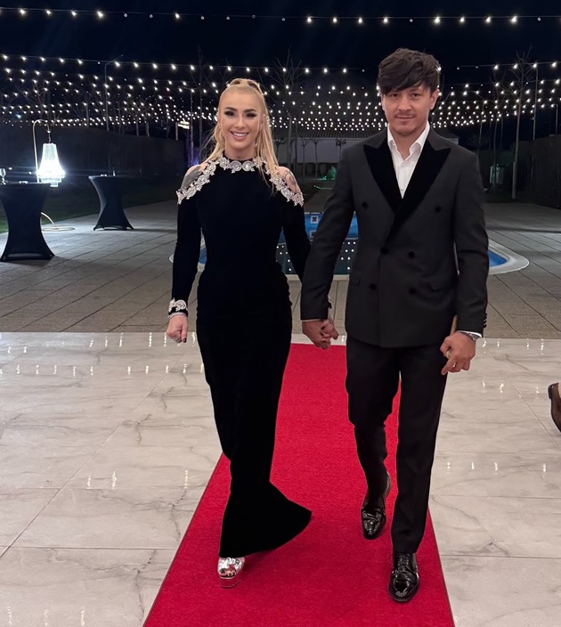 Anamaria Prodan ținându-se de mână cu iubitul ei, Ronald Gavril, pe covorul roșu, la un eveniment