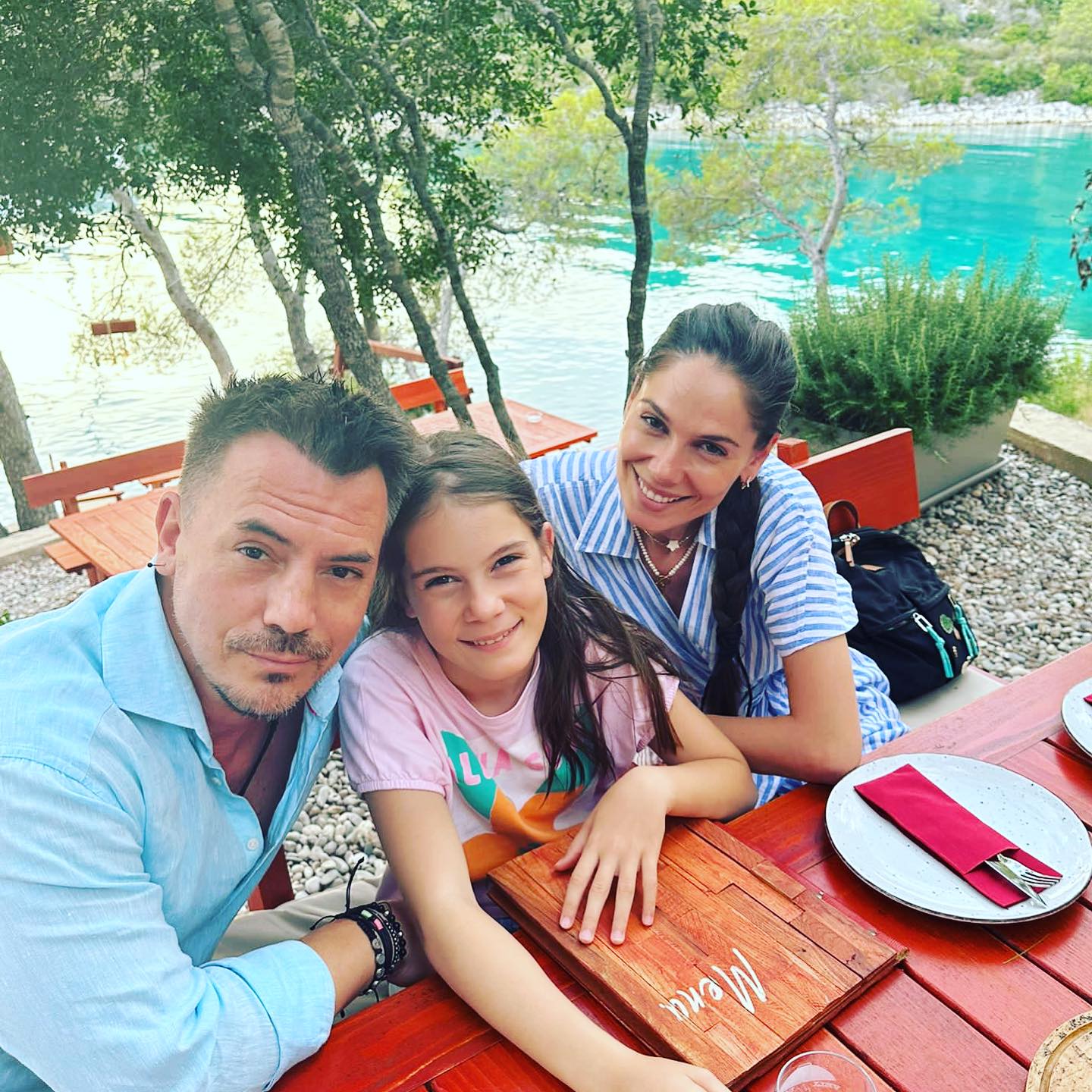 Răzvan Fodor alături de soția și de fiica sa, la terasa unui restaurant, stând la aceeași masă și așteptând mâncarea.