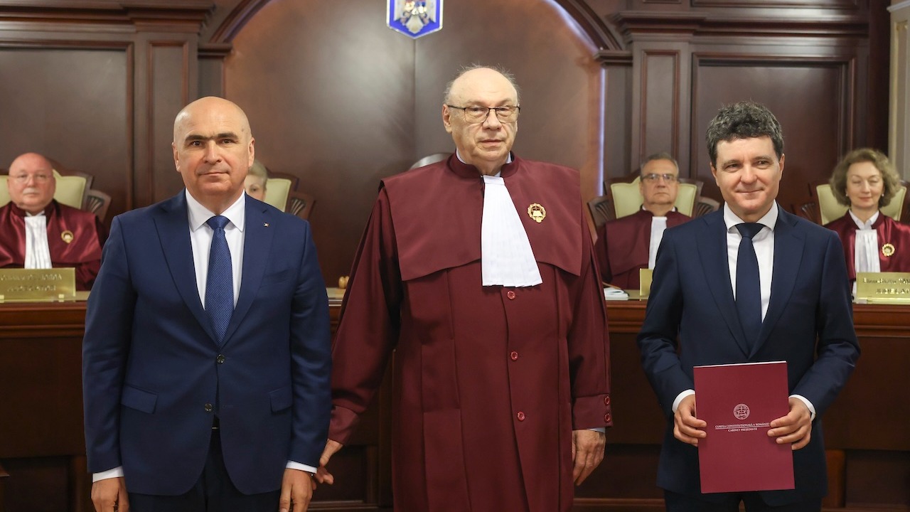 Ilie Bolojan și Nicușor Dan în Parlament, când acesta din urmă a depus jurământul, în ziua învestirii în funcția de președinte al țării