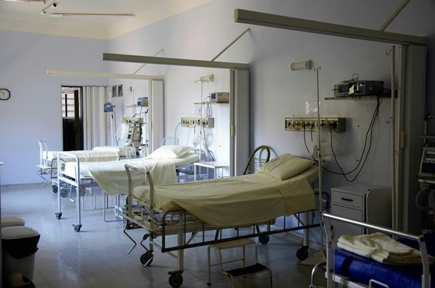 Cameră de spital cu paturi goale, fără pacienți, și aparatură medicală