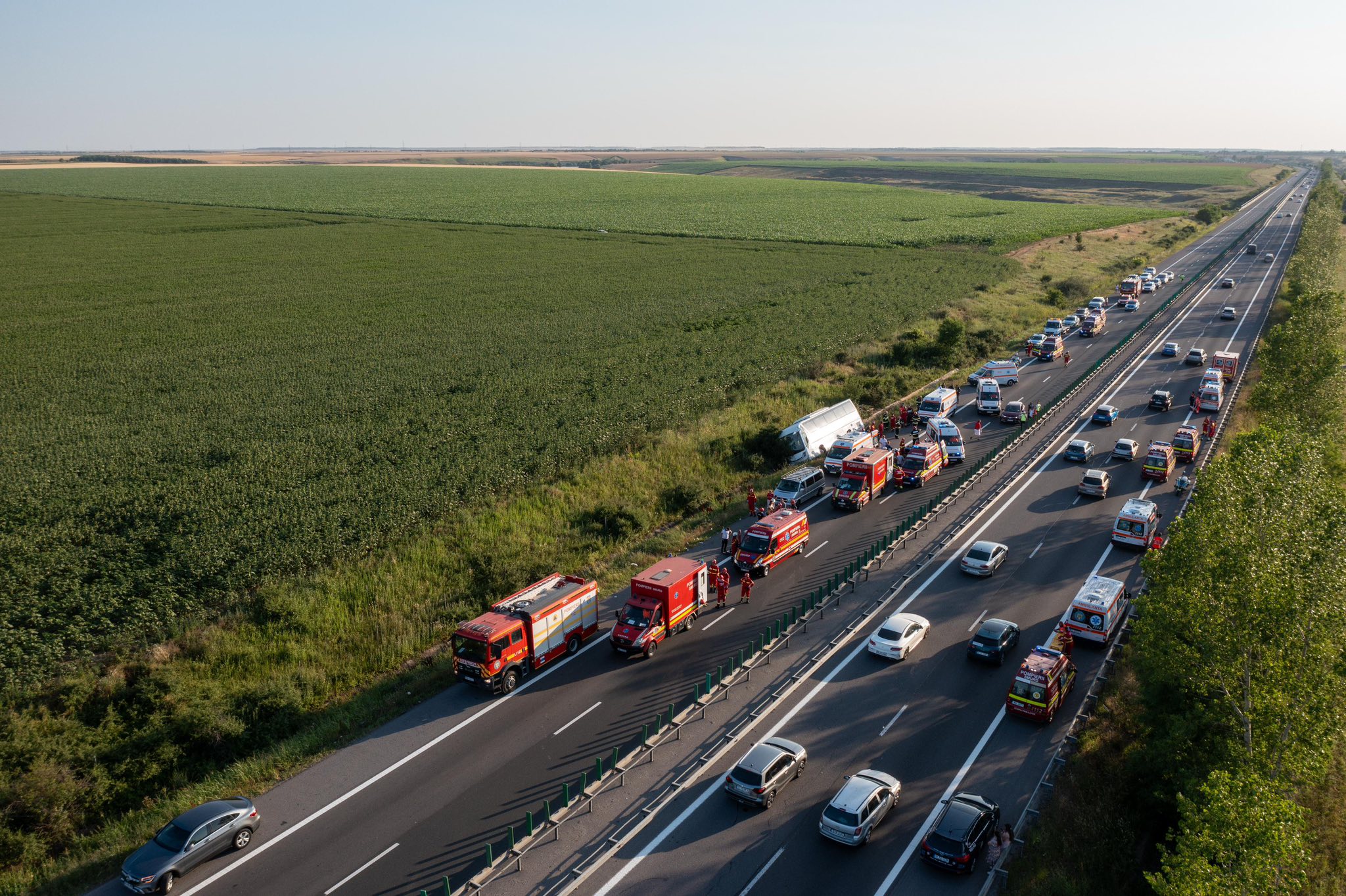 Autocarul răsturnat pe A2 pe 22 iunie 2025, înconjurat de echipele de salvare de pe ambulanță și de pompieri