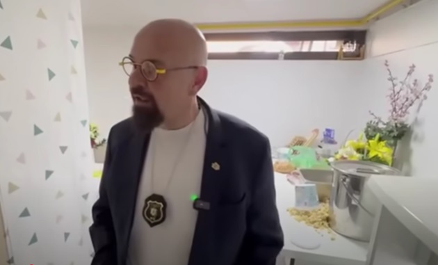 Cristian Popescu Piedone în timpul serviciului, efectuând un control la grădinița The Nursery
