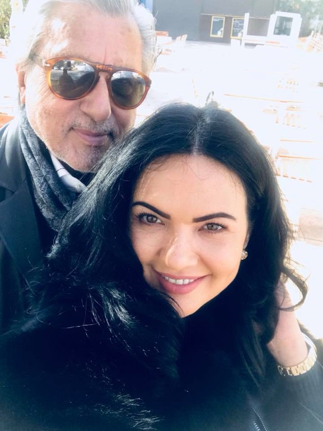 Ioana și Ilie Năstase făcându-și un selfie împreună, în timp ce erau amândoi îmbrăcați în negru
