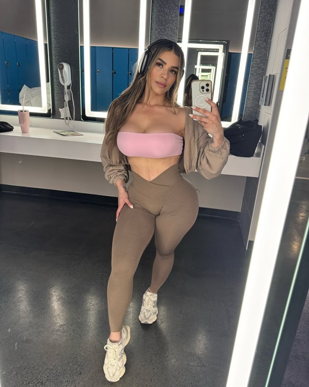Influencerița Gloria Zamora, îmbrăcată în costumul de fitness, făcându-și un selfie în oglindă