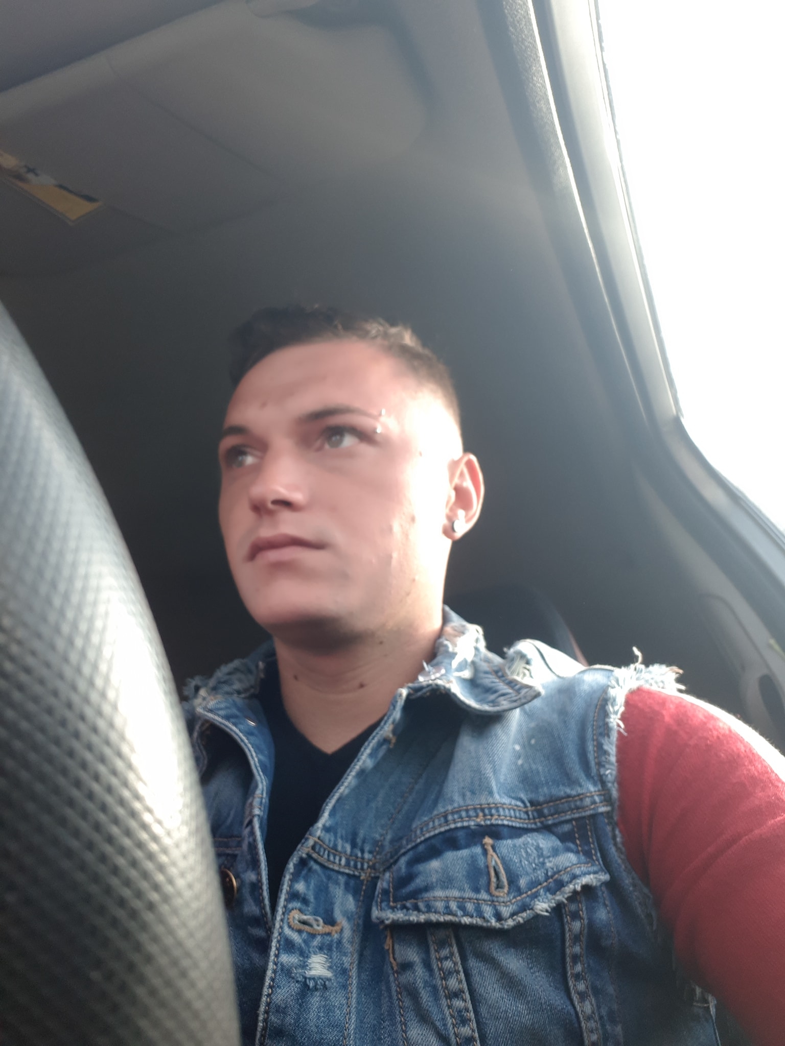 Cosmin Cimbru la volanul unei masini, privind în față și ignorând camera de fotografiat