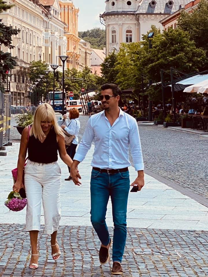 Elena Udrea și Adrian Alexandrov, plimbându-se de mână prin orașul Cluj Napoca